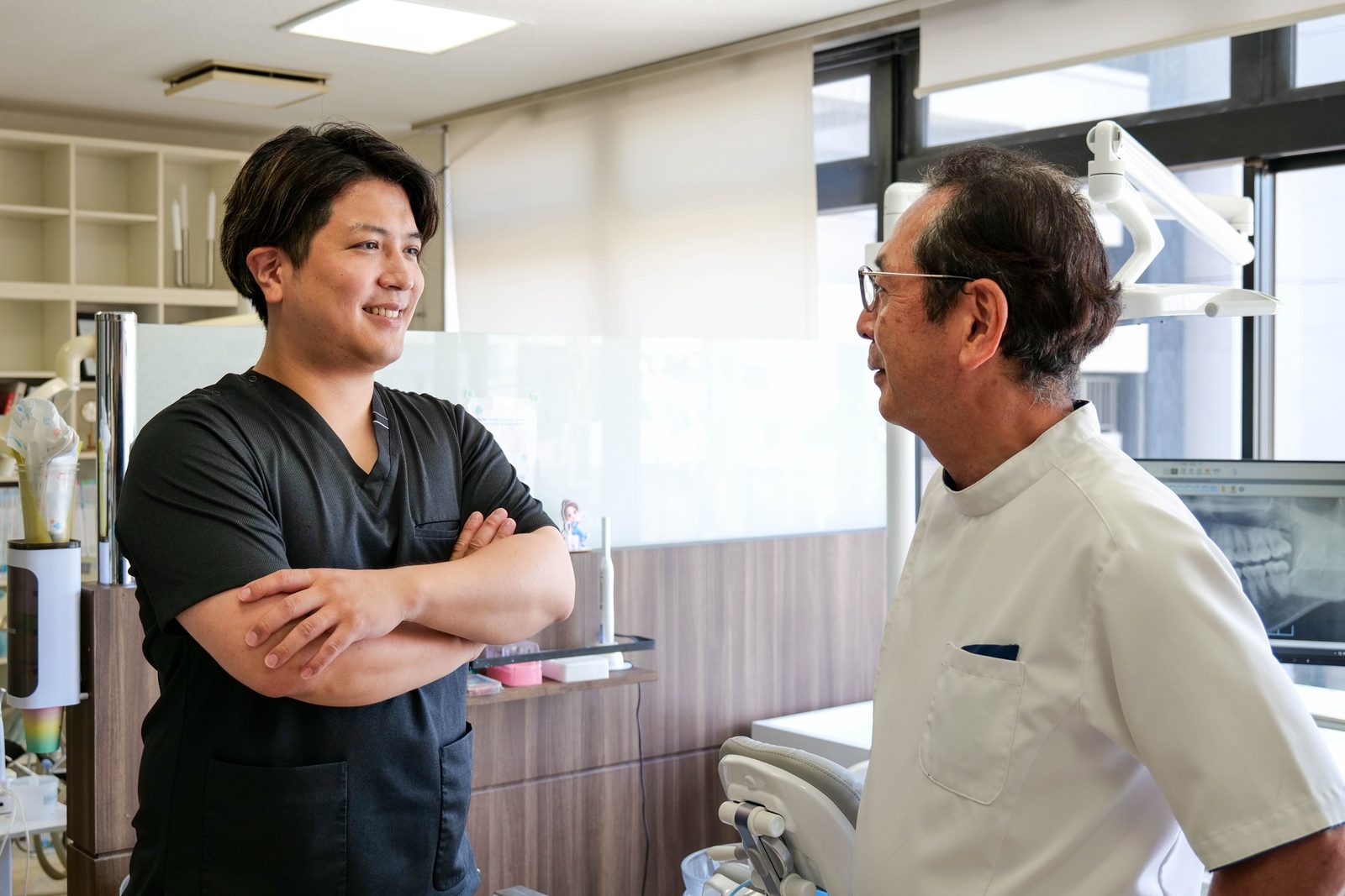 診療について話し合う歯科医師