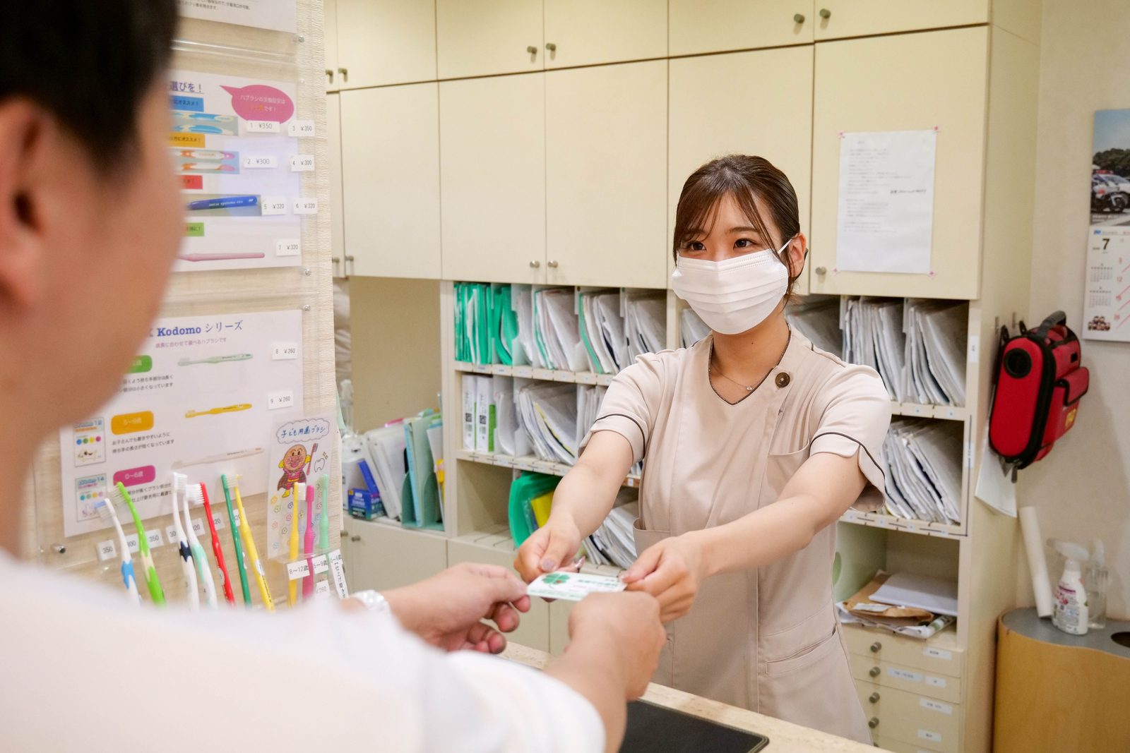 院内で患者さまに対応するスタッフ